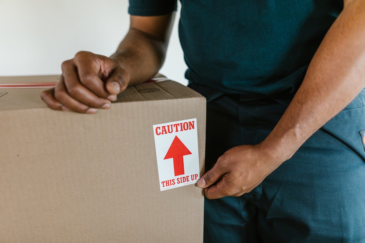 best commercial moving company in dubai: Professional with a moving box